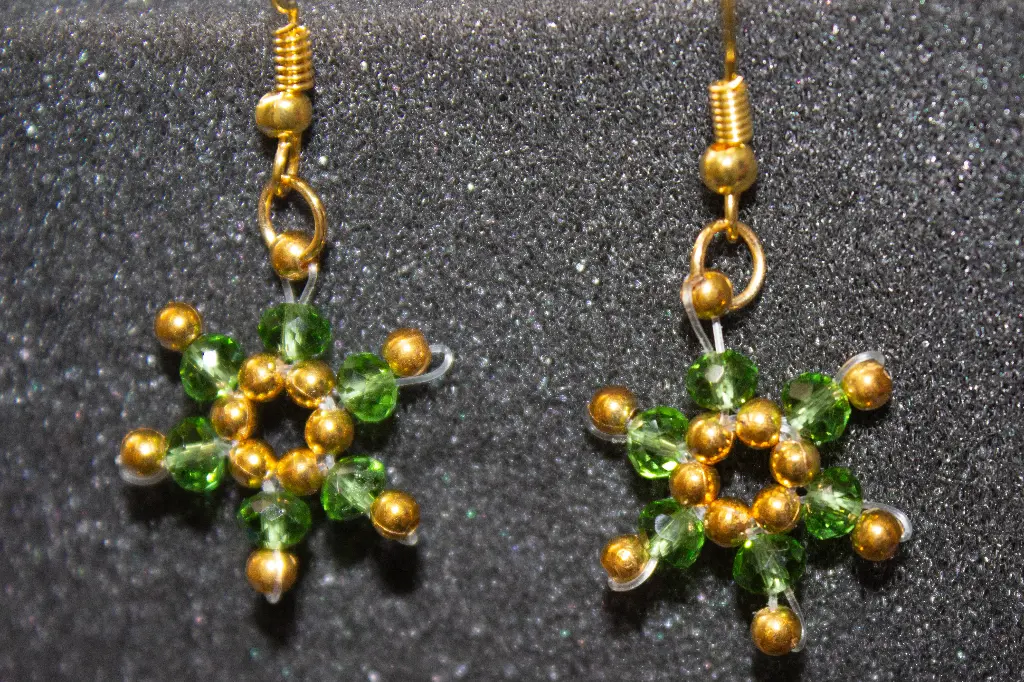 Beaded Snow flakes (code 088)