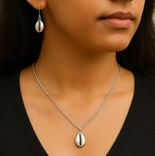 Silver cowrie shell set (40049)